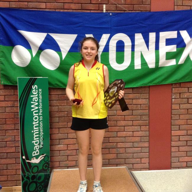 Lowri Hart wins a badminton tournament